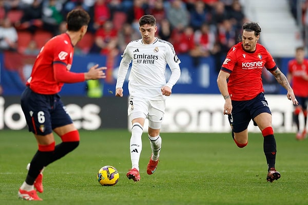 İspanya LaLiga'nın 24. haftasında Osasuna'ya konuk olan lider Real Madrid, sahadan 1-1'lik beraberlikle ayrılarak şampiyonluk yolunda kritik bir puan kaybı yaşadı.