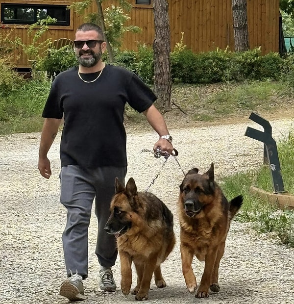 Kalbinin çocuklarına ait olduğunu vurgulayan ünlü oyuncu, “Gencim ve bekarım, ben iyiyim. Ama ortada tutunamamış biri yaratılmaya çalışılıyor” sözleriyle hakkındaki algıya tepki gösterdi.