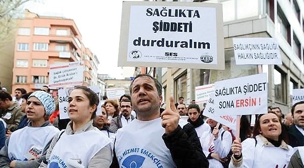 Türkiye’deki en büyük sorunlardan biri de hastanede uygulanan şiddet. Hastaneleri silahla basmaya kadar giden olaylar sebebiyle ülkemizde birçok sağlık çalışanı şiddete maruz kalabiliyor.