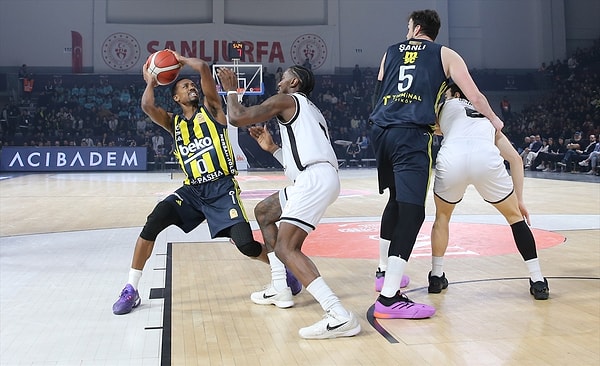 Fenerbahçe ilk periyottan itibaren maça ağırlığını koydu ve salondan kupa ile ayrılan taraf olmayı başardı.