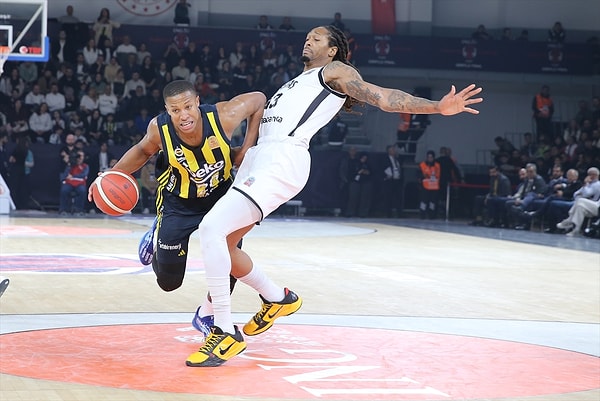 İlk periyot 27-19, devre 58-40, üçüncü periyot 82-60 Fenerbahçe'nin üstünlüğüyle geçildi. Maç ise 104 - 81 sarı lacivertlilerin üstünlüğüyle tamamlandı.