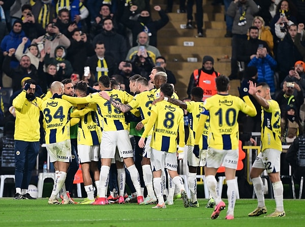 Fenerbahçe ilk golü formda golcüsü en-Nesyri'nin ayağından buldu. 21.dakikada gelen gol devrenin de skoru oldu.