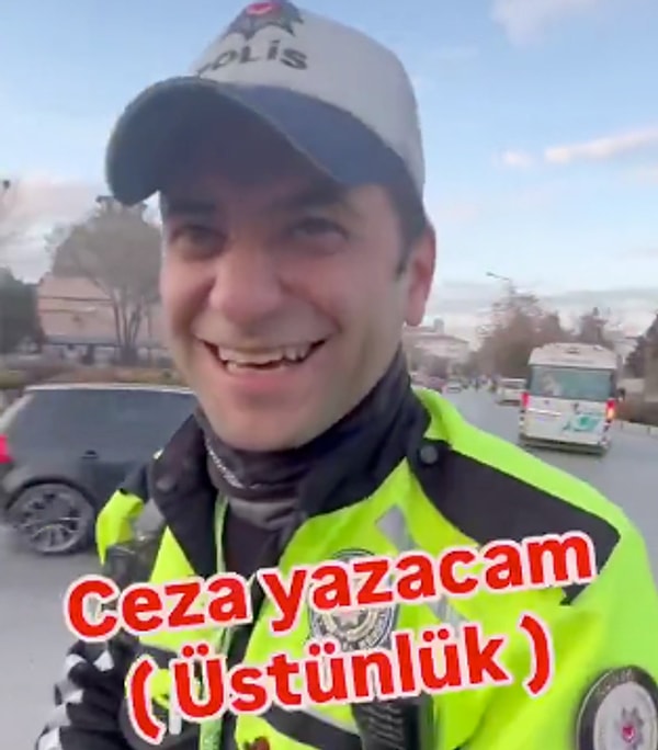 Beklenmedik bu jest karşısında büyük bir mutluluk yaşayan polis memuru, sürücüyle samimi bir diyalog kurarken, o anlar izleyenlerin yüzünde kocaman bir gülümseme bıraktı.