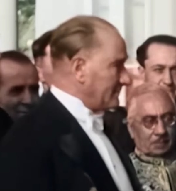 Fransız Büyükelçisini bir akşam yemeğine davet eden Atatürk, sohbet sırasında elçiye sözlükteki bu kelimenin anlamını sordu ve örnek cümleyi okumasını istedi.