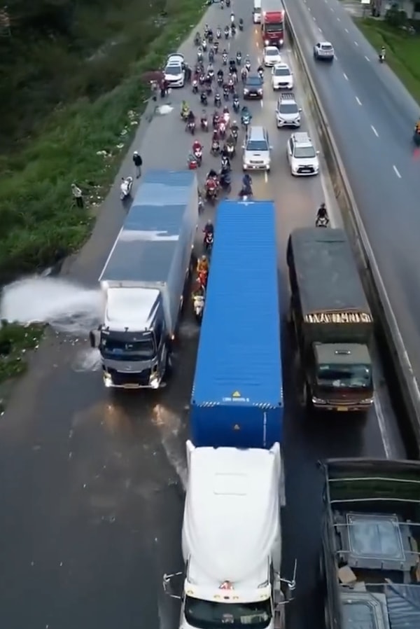 Ardından ise durumu fark eden bir kamyon sürücüsü patlayan borunun önüne geçerek suyu kesti. Böylelikle motor sürücüleri rahatlıkla yollarına devam etti.