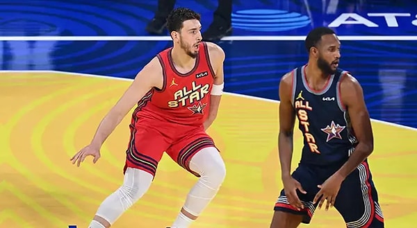 2022'de Rising Stars takımıyla bu havayı soluyan Alperen 3 yıl sonra All-Star olarak parkeye çıktı ve hepimizi gururlandırdı.