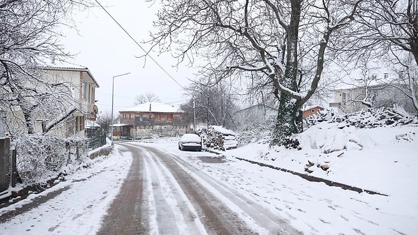 Bugünden itibaren İstanbul'da şiddetli yağış ve soğuk hava dalgasının etkili olacağı, hava sıcaklığının hızla düşmesiyle 19 Şubat Çarşamba gününden itibaren yağışların karla karışık yağmur ve kara dönüşmesinin beklendiği aktarılan açıklamada, 20 Şubat Perşembe günü devam edeceği öngörülen kar yağışının 21-22 Şubat'ta kuvvetleneceği ifade edildi.