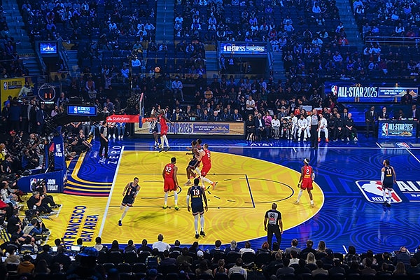 NBA, 2025 All-Star organizasyonunda büyük bir değişikliğe giderek klasik Doğu-Batı mücadelesi yerine dört takımın kozlarını paylaştığı mini turnuva formatını denedi.