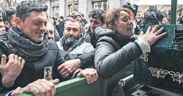 Sevenleri, ailesi ve dostları cenazede gözyaşlarına boğuldu. Oğlunun ölümünün ardından büyük bir acı yaşayan anne Yasemin Minguzzi, sosyal medya hesabından yürek yakan bir paylaşım yaptı.