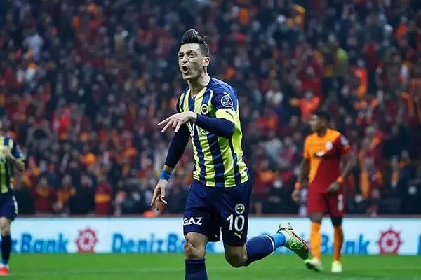 Mesut Özil, Vav TV'de katıldığı programda gençlerin sorularını yanıtladı. Gündeme dair açıklamalar yapan Mesut kamuoyuna da mesajlar verdi.