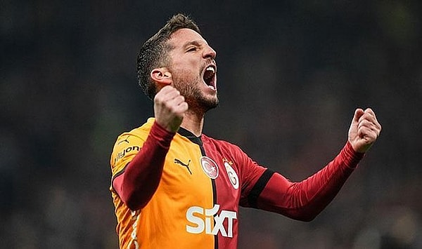 Galatasaray - Adana Demirspor maçında kazandığı penaltıyla Demirspor ve rakiplerinin tepkisini çeken Mertens'e ağır eleştiriler vardı.