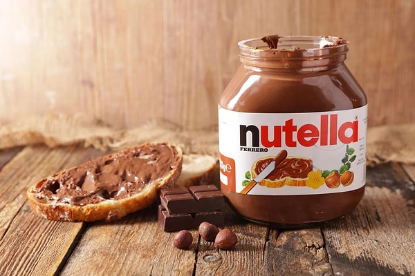 Ferrero'da yaptığı ham madde analizleri ile yeni ürünler ortaya çıkaran Rivella, 1964 yılında hepimizin tanıdığı o lezzeti ve Nutella'nın ilk kavanozunu ortaya çıkardı.