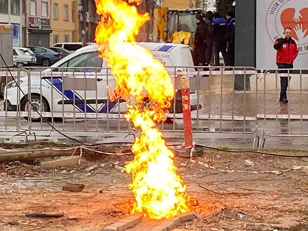 Dikkat çeken olay, dün saat 14.00 sıralarında Dumlupınar Mahallesi Bedir Sokak’ta metro inşaatının sondaj çalışması sırasında meydana geldi.