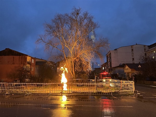 Yaklaşık 47 metre derinlikte sondaj çalışması yapıldığı sırada yüzeye çıkan metan gazı alevlendi. İşçilerin 112 Acil Çağrı Merkezi’ne ihbarda bulunması üzerine bölgeye polis, sağlık, itfaiye ve AFAD ekipleri sevk edildi.