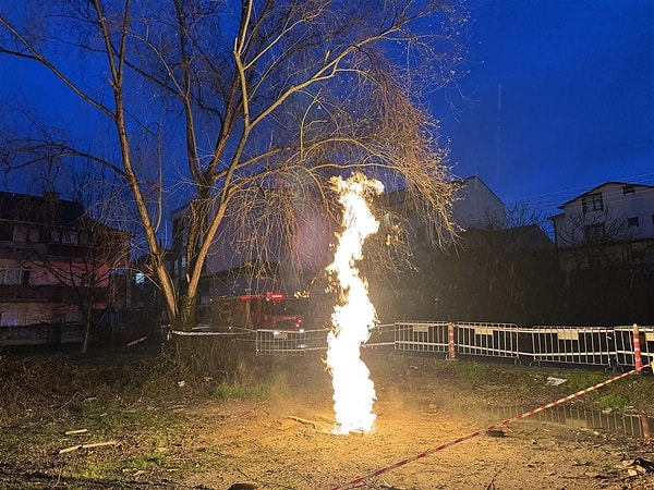 Kocaeli Büyükşehir Belediyesi'nden yapılan açıklamada, "Yer altında doğal yollarla oluşan ve açığa çıkan gaz yangınlarında uygulanan genel prosedür gereği bu tedbirler yangın sönene kadar devam edecektir" denildi.