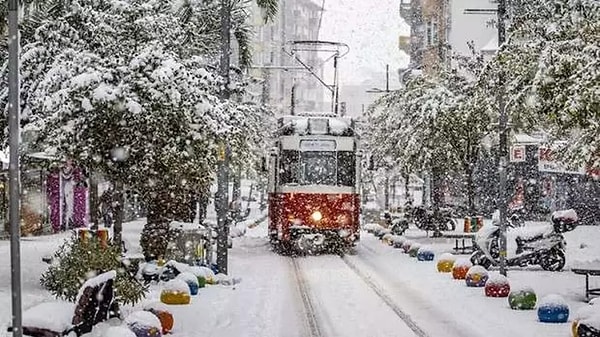 İstanbul Büyükşehir Belediyesi Afet İşleri Dairesi Başkanlığı Afet Koordinasyon Merkezi (AKOM), İstanbul ve çevresi için turuncu kodlu meteorolojik uyarı yayımladı.