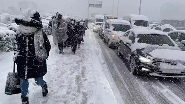 20 Şubat Perşembe akşamından itibaren hava sıcaklıklarının sıfırın altına düşmesiyle birlikte buzlanma ve don olaylarının görülmesi beklenirken, hava koşullarının İstanbul’da en az bir hafta boyunca etkili olacağı öngörülüyor.