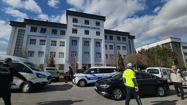 Selçuk Üniversitesi Sağlık Bilimleri Fakültesi’nde dün gerçekleştirilen saldırıda Dekan Yardımcısı Dr. Öğretim Üyesi Müjdat Yeşildal hayatını kaybetmiş, saldırgan ise intihar girişiminde bulunmuştu.