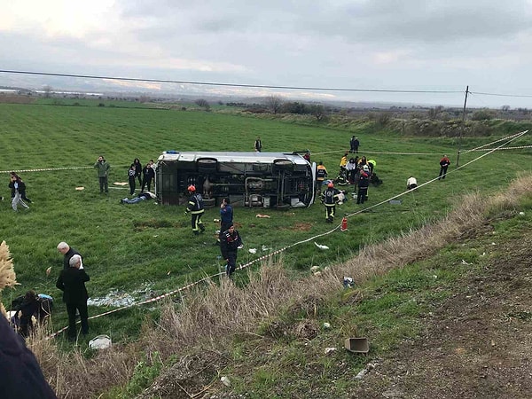 Feci kaza, Sarayköy ilçesinden Buldan yönüne seyreden öğrenci servisinde, yağmur yağışının etkisiyle trafik kazası meydana geldi.