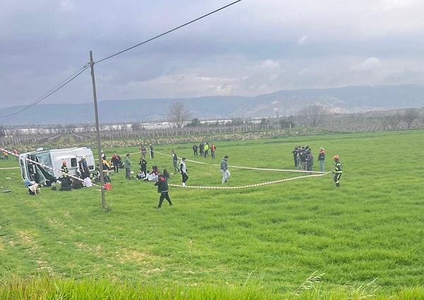 Olay yerine gelen sağlık, trafik ve itfaiye ekipleri müdahalede bulunurken, yaralılar en yakın hastaneye kaldırıldı.