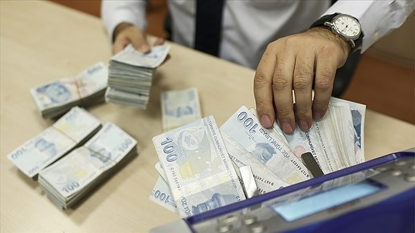 Türkiye’de asgari ücret yeni yılda 22 bin 104 liraya yükselmiş, milletvekilleri maaşları ise 196 bin 775 lira olmuştu.