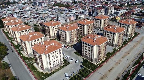 Emlak Konut GYO tarafından başlatılacak 2025 yılına ait konut kampanyasının detayları belli oldu. Yeni açıklanan kampanyada  İstanbul başta olmak üzere İzmir, Antalya ve Balıkesir’de 25 proje yer alıyor.