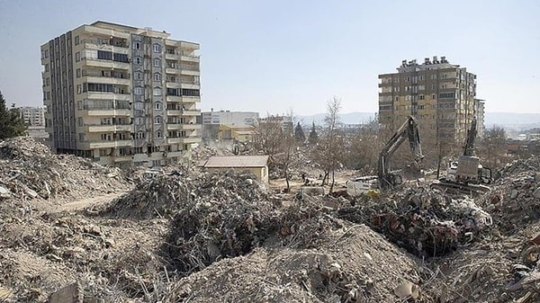 115 kişinin yaşamını yitirdiği Ebrar Sitesi B Blok karar duruşmasında, sanıklardan Tevfik Tepebaşı ve Atilla Öz'e 18'e yıl hapis cezası verildi.