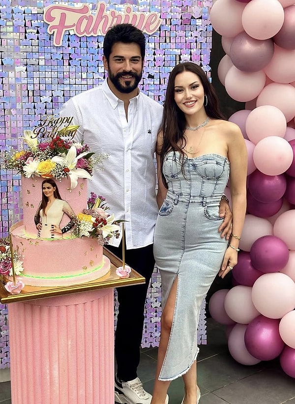 Daha önce de birçok kez her biri mutlaka bir temaya bağlı olan doğum günü kareleri gördük. Fahriye Evcen'in Barbie temalı doğum günündeki pasta da 👇