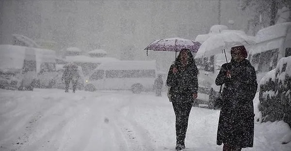 Erzincan'ın Refahiye ilçesinde olumsuz hava koşulları nedeniyle eğitime yarın için ara verildi.