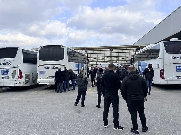 Kayseri'den Bursa'ya yolcu otobüsünde seyahat eden yaşlı adamın uyuduğu düşünülürken öldüğü ortaya çıktı. 81 yaşındaki Enver Ekiz'in 8 saatlik yolculuk öncesi uyku ilacı aldığı iddia edildi.