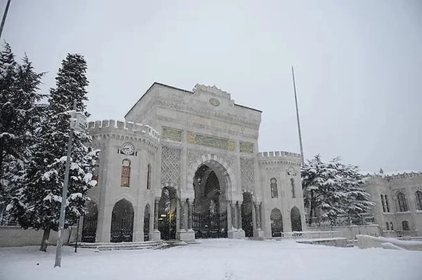 İstanbul'da beklenen kar yağışının başlamasıyla, eğitime 1 gün ara verildi. İstanbul Üniversitesi'nde kar yağışı nedeniyle 20 Şubat Perşembe günü eğitime 1 gün ara verildi.