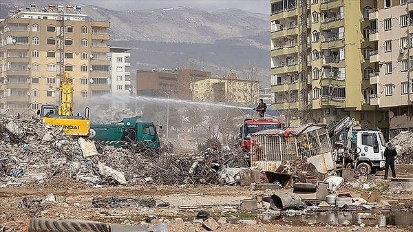 Kahramanmaraş'ta 6 Şubat depremlerinde yıkılan ve 115 kişinin yaşamını yitirdiği Ebrar Sitesi davasında karar çıktı. Sanıklardan Tevfik Tepebaşı ve Atilla Öz'e 18'er yıl hapis cezası verilirken, Ahmet Doğan, Meliha Teker ve Salih Tepebaşılı'ya beraat kararı verildi.