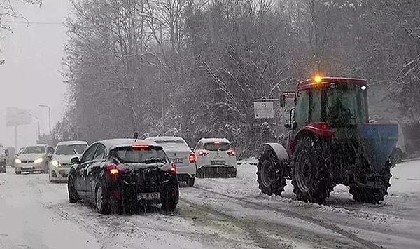 İstanbul'da kar yağışı sürerken, trafik kilitlendi. Saat 16.45 itibarıyla kent genelindeki trafik yoğunluğu yüzde 90'a ulaştı. Yoğun kar yağışı nedeniyle Şile Otoyolu'nun bir bölümünde ulaşım durdu.