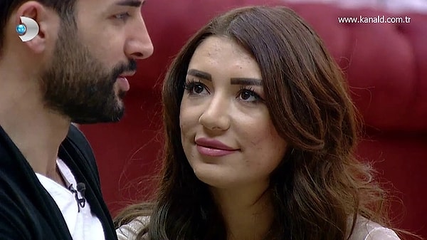 18. Kısmetse Olur unutulmaz çiftlerinden biri olan Aycan Varış ve Onur Yüksel programın efsane çiftlerinden biri olmuştu. Final yapsa dahi programdan sonraki ayrılıkları fanlarını epey üzmüştü. Favori ikili geçtiğimiz ay bir haber vermiş ve 9 yıl sonra yeniden barıştıklarını duyurmuştu.   Aşkları yeniden alevlenen Aycan ve Onur'dan hayranlarını havalara uçuracak bir müjde daha geldi. Unutulmaz ikili Bali'den tam geçerliliği olmayan nikah fotoğrafları paylaşıp evleneceklerini açıkladı.