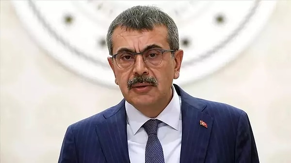 Geçtiğimiz günlerde katıldığı yayında 12 yıllık zorunlu eğitim tartışmaları Millî Eğitim Bakanı Yusuf Tekin’e soruldu.