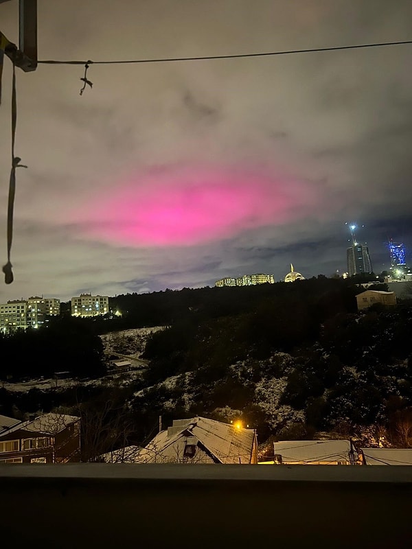 Kar yağışı sonrası gökyüzünde ortaya çıktığı iddia edilen pembe bulutlar, vatandaşlar arasında heyecana yol açtı.