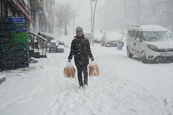 CNN Türk meteoroloji uzmanı Orhan Şen, yaptığı açıklamada kar yağışının bugün artarak devam edeceğini ve gece saatlerinde kuvvetli olacağını belirtti.