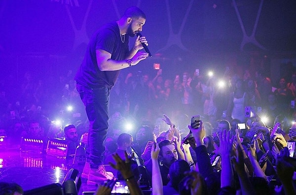 Rap dünyasının en büyük isimlerinden biri olan Drake’i çoğumuz zaten tanıyoruz. Listelerin zirvesinden inmeyen hit şarkıları, milyonlarca dinlenme sayıları ve dünya çapındaki büyük hayran kitlesiyle adından sıkça söz ettiren bir sanatçı.