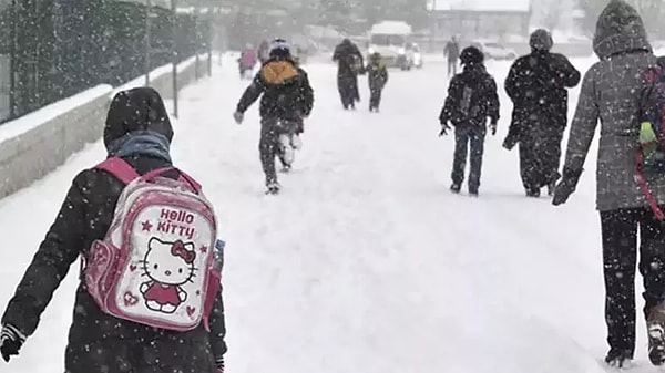 Dün başlayan kar yağışı, kentin yükseklerini beyaza bürüdü. Zaman zaman etkisini artıran kar yağışı, ara sokaklarda ve bazı yollarda olumsuzluklara neden oldu.