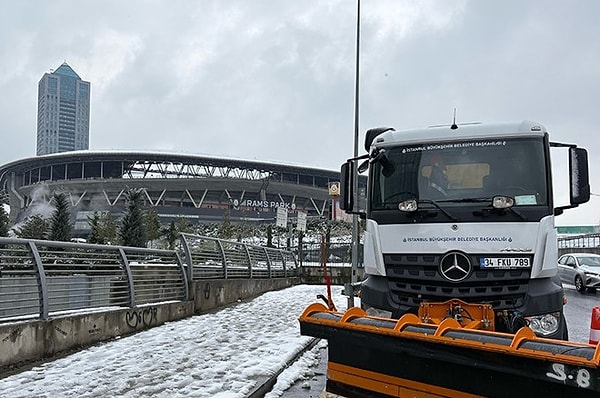 Kısa sürede beyaza bürünen İstanbul'da okullar tatil olurken Galatasaray'ın maçı da gündemdeki yerini aldı