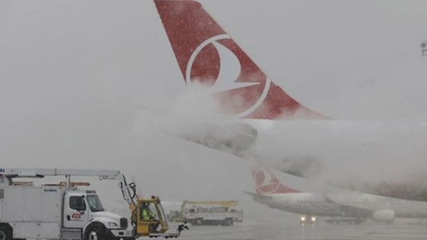 Kar yağışı nedeniyle pilot ve yolcular panik dolu anlar yaşadı. Havada tur atmak zorunda kalan bazı uçaklar yakıt konusunda da sorun yaşadı. Pilotların kule ile yaptığı telsiz konuşmaları ortaya çıktı. İşte o konuşmalar.;