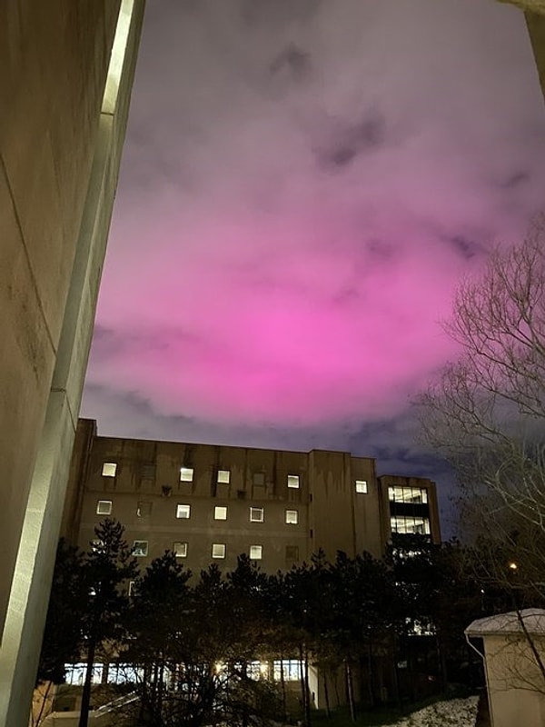 Ne tesadüftür ki Şeyma Subaşı'nın "Pinky clouds" açıklamasının üstüne İstanbul’da gece saatlerinde pembe bulut kümeleri görüldü.