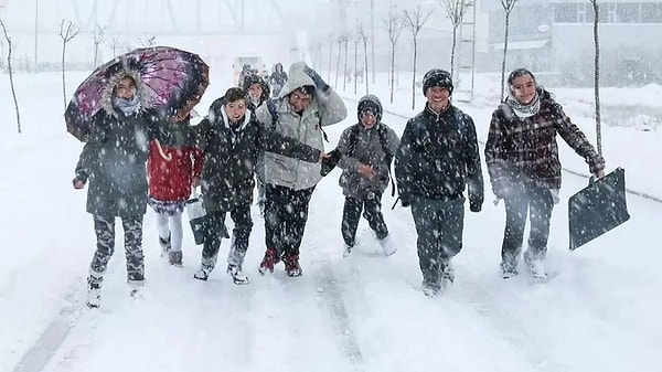 Şırnak'ta kar nedeniyle kent merkezi ile Uludere ve Beytüşşebap ilçelerindeki tüm eğitim kurumlarında eğitime yarın için ara verildi.