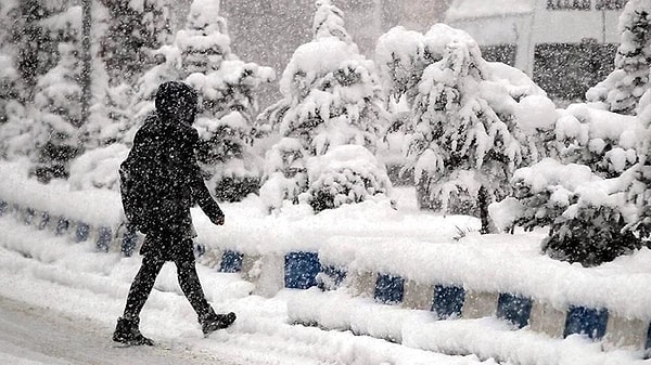 Ağrı'da olumsuz hava koşulları nedeniyle yarın için eğitime ara verildiği bildirildi.