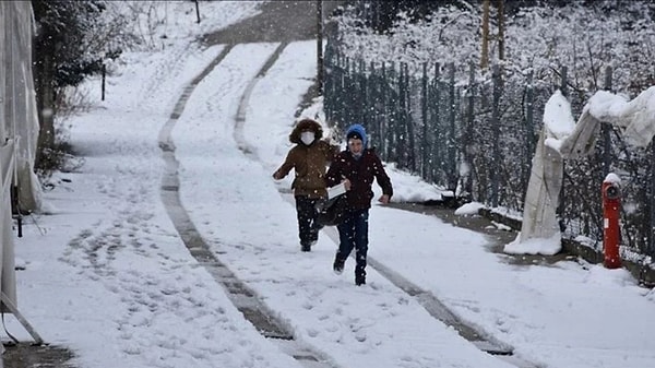 Kars'ta olumsuz hava koşulları nedeniyle yarın eğitime ara verildi. Bartın'da olumsuz hava koşulları nedeniyle taşımalı eğitime yarın ara verildi.