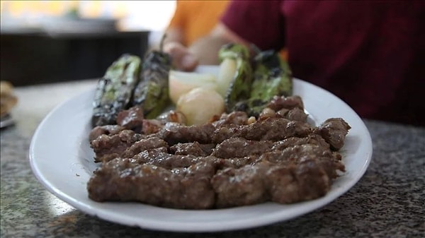 Tarım ve Orman Bakanlığı, Konya’da bir restoranın sattığı köfte ve kebabın domuz etinden yapıldığını tespit etti.