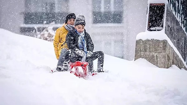 İstanbul, Sibirya kökenli soğuk hava dalgasının etkisi altına girdi. Bununla birlikte eğitime de kar engeli geldi. Beklenen tatil kararı İstanbul Valisi Davut Gül'den geldi. Okullar yarın da tatil edildi.