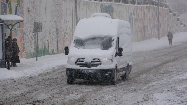 Başkent Ankara'da, bölgenin kuzey ve doğu kesimleri hafif kar yağışlı geçeceği tahmin ediliyor. Bölge genelinde buzlanma bekleniyor.