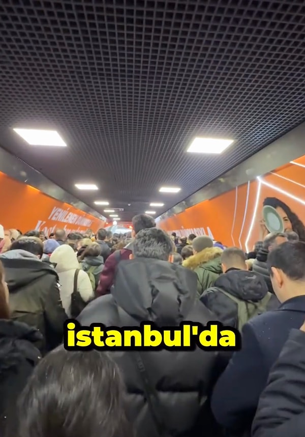 Gayrettepe’de kayıt alan içerik üreticisi kar yağmasıyla birlikte metro ve alt geçitte yaşanan kalabalığı gösterdi.