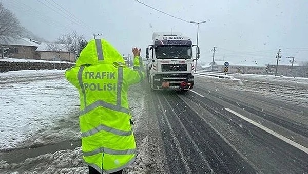 KGM'den yapılan açıklamaya göre, "21 Şubat Cuma günü öğle saatlerinden itibaren Kocaeli, Sakarya ve Düzce illerimiz için turuncu (tehlikeli) kodlu meteorolojik uyarı verilmiştir" denildi.